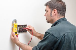 Technician-testing-thermostat